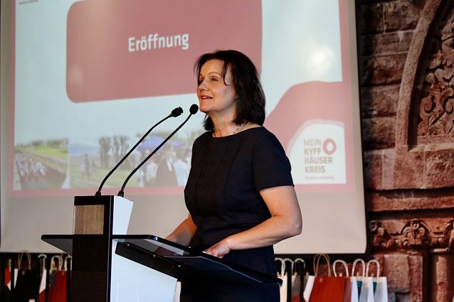 Bild: Landr&auml;tin Antje Hochwind-Schneider er&ouml;ffnete die 6. Ehrenamtsgala auf dem Burghof am Kyffh&auml;user