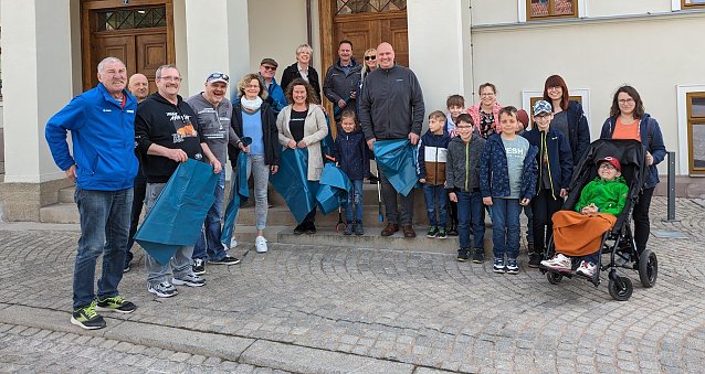 Bild: Sie alle waren gekommen, um gemeinsam an der Aktion Saubere Stadt in Sondershausen teilzunehmen: B&uuml;rgermeister Steffen Grimm (Mitte vorn) mit Mitarbeitern der Stadtverwaltung, den Kindern des F&ouml;rderzentrums in der Talstra&szlig;e und der Gruppe der Wiedereingliederung im Haus Jona der Diakonie.