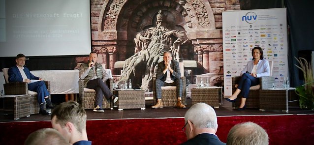 Bild: Podiumsdiskussion auf den Burghof am Kyffh&auml;user: v.re.n.li. Landr&auml;tin Antje Hochwind-Schneider (SPD); Andreas Hartung-Schettler (AfD); Sven Oesterheld (parteilos-tritt f&uuml;r die CDU an); Moderator Eric Marr