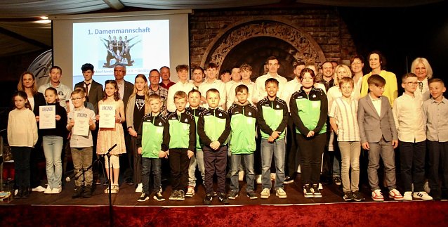 Bild: Alle Gewinnerinnen und Gewinner der 26. Kyffh&auml;user Sportgala in Burghof am Kyffh&auml;user
