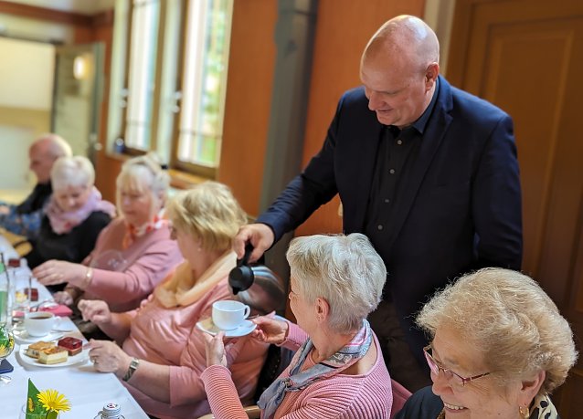 Bild: B&uuml;rgermeister Steffen Grimm bediente gerne die zahlreichen G&auml;ste bei der Seniorenfr&uuml;hlingsfeier im Carl-Schroeder-Saal in Sondershausen