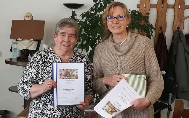 Bild: WB 4 Ortsgruppenvorsitzende Frau Christa Gro&szlig; bedankte sich bei Bianca Heger f&uuml;r ihren Wildkr&auml;uervortrag