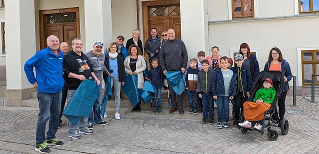 Bild: B&uuml;rgermeister Steffen Grimm (Mitte vorn) sammelte gemeinsam mit Mitarbeitern der Stadtverwaltung, den Kindern des F&ouml;rderzentrums in der Talstra&szlig;e und der Gruppe der Wiedereingliederung im Haus Jona der Diakonie M&uuml;ll in Sondershausen.