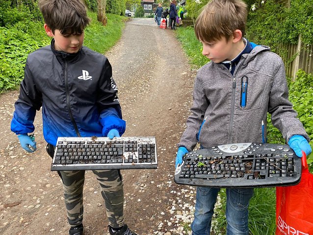 Bild: Aktion Saubere Stadt" in Sondershausen: Sogar Tastaturen werden in die Natur geworfen. Die jungen M&uuml;llsammler konnten dies nicht fassen. 