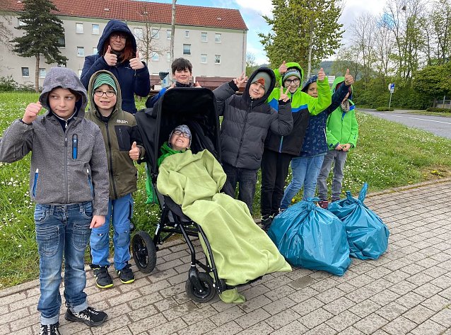 Bild: Die 3. Klasse des F&ouml;rderzentrums in Sondershausen befreite im Stadtteil Bebra die Gehwege und B&uuml;sche von M&uuml;ll
