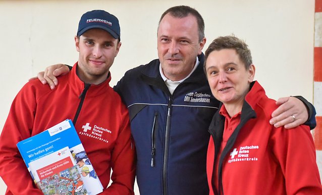 Bild: (Mitte) Landratskandidat Sven Oesterheld und Koordinator (DRK Kyffh&auml;userkreis) beim 2. Nordth&uuml;ringer Erste Hilfe Wettbewerb des Jugendrotkreuzes in Sondershausen 