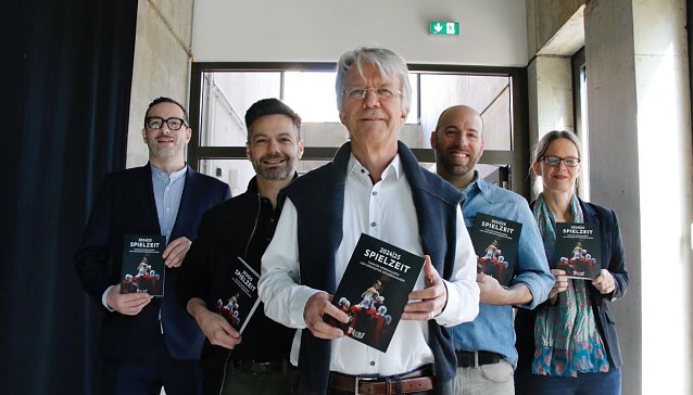 Bild: v.l.: Operndirektor Benjamin Prins, Ballettdirektor Ivan Alboresi, Intendant Daniel Klajner, der Leiter des Jungen Theaters J&ouml;rg Neugebauer und Chefdramaturgin Dr. Juliane Hirschmann
