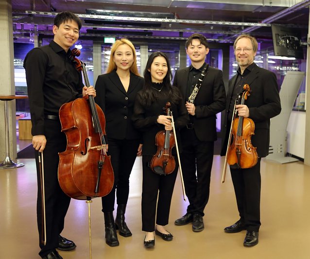 Bild: Angela Han und Geoni Kim (Violine), Tobias Hauer (Viola), Sangjun Lee (Violoncello), Hiroki Ito (Klarinette) und Aran Nho (Klavier) 