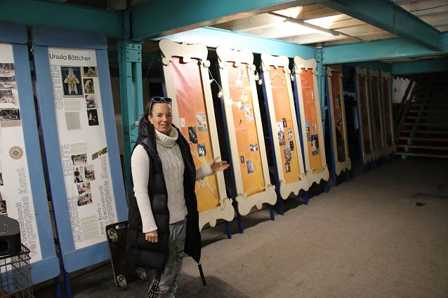 Bild: Luftartistin Jana Korb f&uuml;hrt durch die alte M&uuml;hlenhalle, die bereits f&uuml;r diverse Zwecke von den K&uuml;nstlern genutzt wird