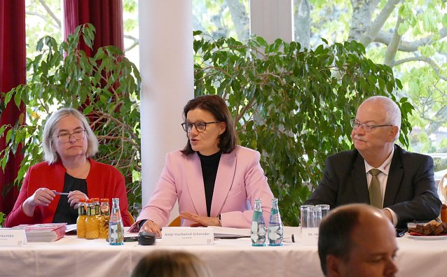 Bild: Landr&auml;tin Antje Hochwind-Schneider (SPD) beim 3. Pflegenetzwerktreffen im Kyffh&auml;userkreis, Dr. Thiele (re.)