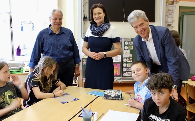 Bild: Kinder der Staatlichen Grundschule "Adolph Diesterweg" berichteten: v.li.n.re. Schulleiter Volkmar Mehler; Landr&auml;tin Antje Hochwind-Schneider (SPD); Minister Helmut Holter (Die LINKE) von ihrem Schulalltag