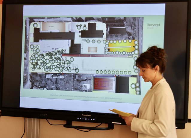 Bild: Landschaftsarchitektin und Gartenplanerin (Kyffh&auml;userland OT Badra), Katja Wittmann stellt ihr Projekt zur Umgestaltung des Au&szlig;engel&auml;ndes vor