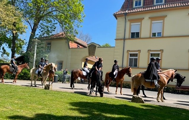 Bild: Ankunft der Reiterinnen und Reiter des Navalisrittes von Bad Tennstedt nach Gr&uuml;ningen
