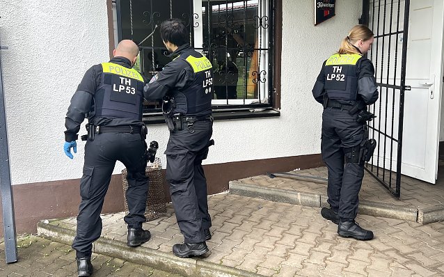 Bild: Polizisten vor dem Vereinsheim 