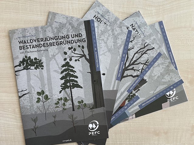 Bild: Mit neuen und &uuml;bersichtlichen Materialien erleichtert die Waldschutzorganisation PEFC den Waldbesitzenden den Einstieg in die -in Zeiten des Klimawandels- immer wichtiger werdende Zertifizierungswelt