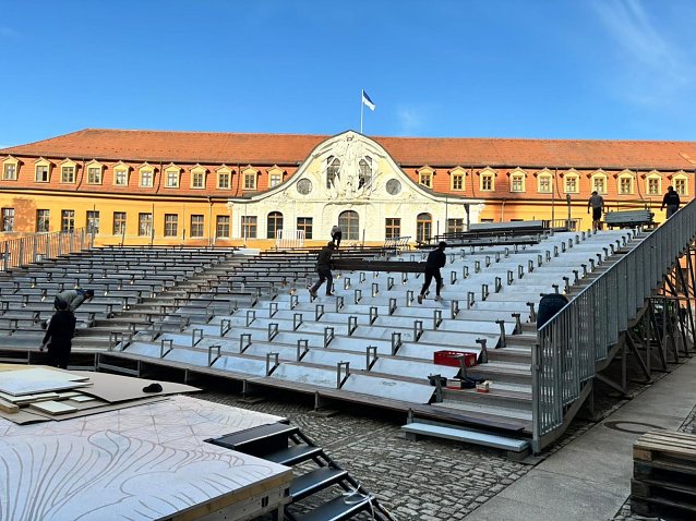 Bild: Zuschauertrib&uuml;ne auf dem Schlosshof