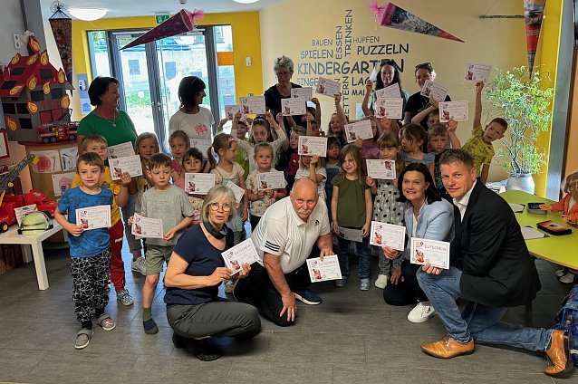 Bild: ABC-Sch&uuml;tzen im Kindergarten Wipperg&auml;rtchen in Bad Frankenhausen, erhalten durch Landr&auml;tin Antje Hochwind-Schneider SPD (2.v.re); im Beisein von KKSB-Pr&auml;sident Dr. Andreas R&auml;uber (2.v.li.) und B&uuml;rgermeister Matthias Strejc (1.v.re.) Gutscheine f&uuml;r einen Sportverein.