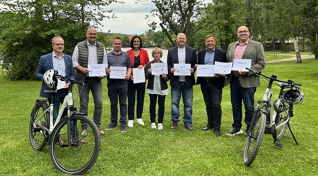 Bild: Die Vereinbarung f&uuml;r einen neuen Streckenabschnitt der wichtigen Nord-S&uuml;d-Verbindung zwischen dem Unstrut-Radweg und dem Unstrut-Werra-Radweg wurde unterzeichnet