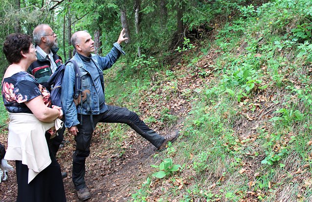 Bild: Prof. Dr. Stefan Brunzel (rechts) im Gespr&auml;ch mit der BfN-Pr&auml;sidentin Sabine Riewenherm und J&uuml;rgen Boddenberg (Th&uuml;ringenForst) die Besonderheiten des Gelben Frauenschuhs 