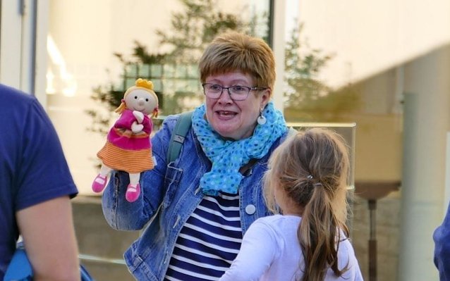 Bild: G&auml;stef&uuml;hrerin Heike G&uuml;nther mit ihrer Handpuppe Prinzessin G&uuml;ntherine