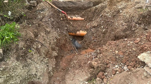 Bild: Der Defekt im Bergbad "Sonnenblick" in Sondershausen wurde gefunden und konnte behoben werden. Hier die reparierten Leitungen