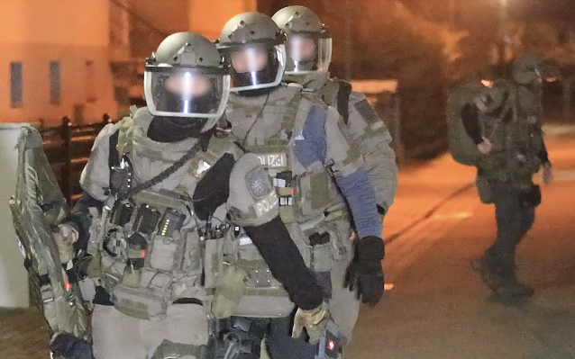 Bild: In Sondershausen r&uuml;ckte in der Nacht das Sondereinsatzkommando an