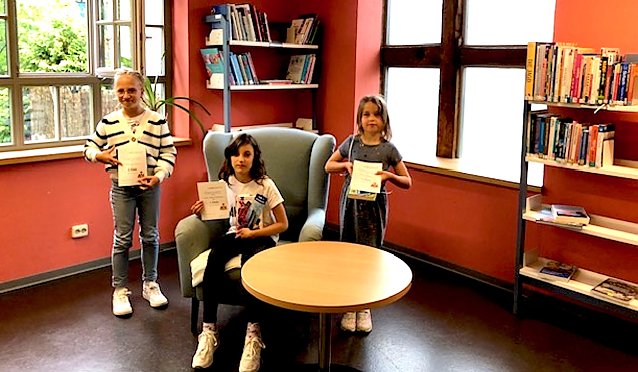 Bild: In der Klassenstufe 3 setzte sich Celia Lopez Trullenque aus der Grundschule Am K&ouml;nigsstuhl in Artern noch vor der zweitplatzierten Emilia Lindner von der TGS Oldisleben und der drittplatzierten Lena Weinreich der Kurstadt-Grundschule die Lesekrone auf