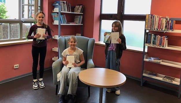 Bild: Sch&uuml;lerinnen der 4. Klasse der Grundschule Udersleben gewinnen Lesewettbewerb