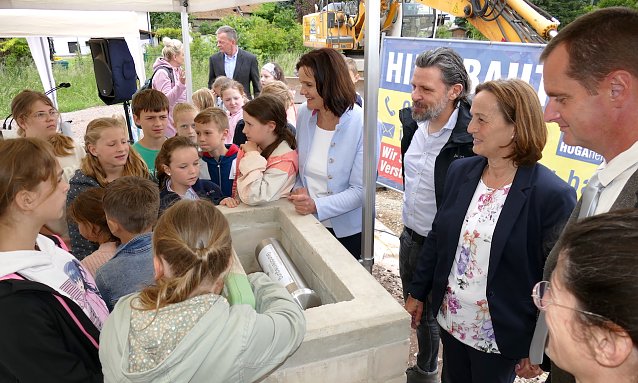 Bild: Grundsteinlegung f&uuml;r den Neubau der Grundschule "Kyffh&auml;userland" in Bendeleben in Anwesenheit der Th&uuml;ringer Staatssekret&auml;rin Prof. Dr. Barbara Sch&ouml;nig 