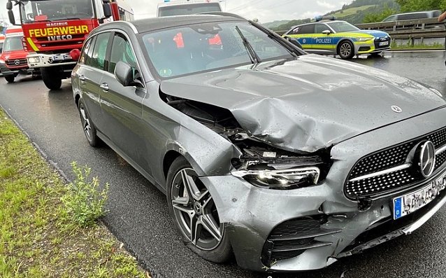 Bild: Ramponierter Mercedes bei S&auml;ttelst&auml;dt heute Vormittag