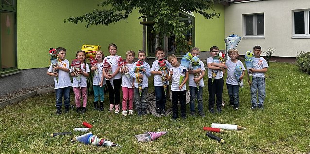 Bild: Die Kinder in der Kita Arche Noah Gro&szlig;furra freuen sich &uuml;ber ihre Zuckert&uuml;ten beim Zuckert&uuml;tenfest