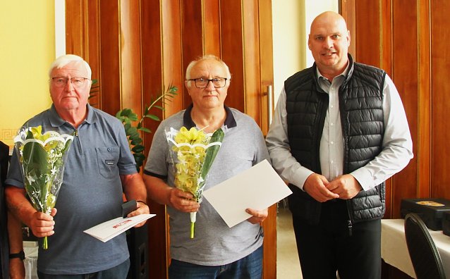 Bild: Ehrung der Alterskameraden Jochen Hotze und Horst Appenrodt  f&uuml;r 60 Jahre Zugeh&ouml;rigkeit  bei der Freiwilligen Feuerwehr Berka. (re. im Bild) B&uuml;rgermeister Steffen Grimm