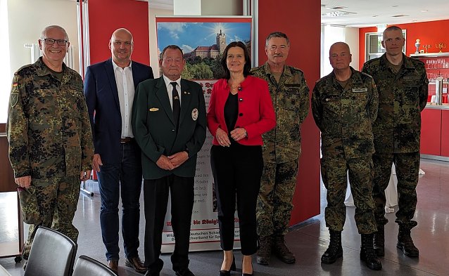 Bild: 15 Jahre Tradition und Partnerschaft (v.l.n.r.): Brigadegeneral Heinz Feldmann, B&uuml;rgermeister Steffen Grimm, Pr&auml;sident des Verbandes Deutscher Schwarzpulver Kanoniere e.V., Volker Grabow, Landr&auml;tin des Kyffh&auml;userkreises Antje Hochwind-Schneider, Generalmajor Michael Hochwart, Oberst Axel Hermeling und Oberstleutnant Alexander Voigt