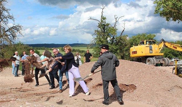 Bild: Spatenstich am Kyffh&auml;userland-Radweg in Bendeleben (vlnr.): Knut Hoffmann (B&uuml;rgermeister der Gemeinde Kyffh&auml;userland), Dietmar Koch (Ortsteil-B&uuml;rgermeister Steinthaleben), Rene Pfeifer (Ortsteil-B&uuml;rgermeister Bendeleben), Heike Bach (Ingenieurb&uuml;ro Bach) und Manfred Grund (CDU-Bundestagsabgeordneter) feiern den Baubeginn des zweiten Teilabschnittes
