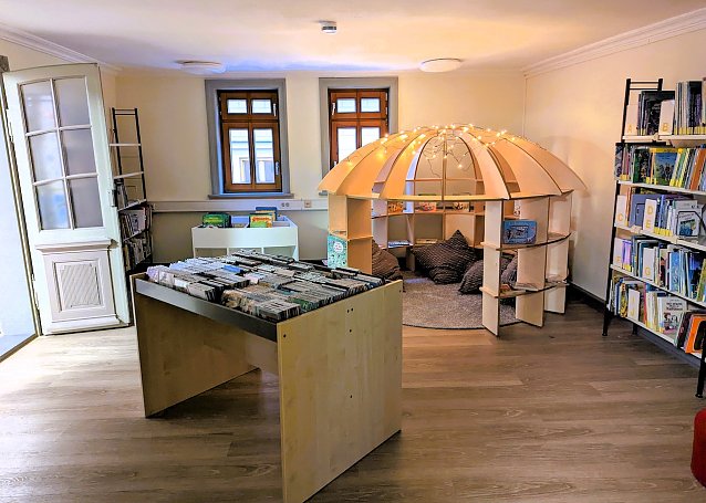 Bild: In der Stadtbibliothek Johann Karl Wezel in Sondershausen k&ouml;nnen kleine Leseratten gem&uuml;tliche Stunden in der Snooze-Ecke verbringen und sich durch Zeitschriften und B&uuml;cher schm&ouml;kern