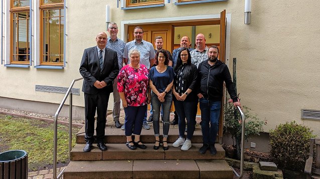 Bild: .     Die neuen Ortsteilb&uuml;rgermeister: hinten v.l.n.r.: Andreas K&uuml;hn (Oberspier), Martin Kreyer (Gro&szlig;furra), Christoph Michael G&ouml;rg (Berka), Andreas Fritsch (Himmelsberg), Markus G&ouml;rbing (Immenrode); vorn v.l.n.r.: B&uuml;rgermeister Steffen Grimm, Doreen Friedrichs (Hohenebra), Jacqueline Lange (Thalebra), Daniela Kahlenberg-Wolter (Kleinberndten) und Robert K&ouml;hn (Gro&szlig;berndten). Es fehlten Michaela Aquillon (Strau&szlig;berg) und Thorsten Reinsch (Strau&szlig;berg).
