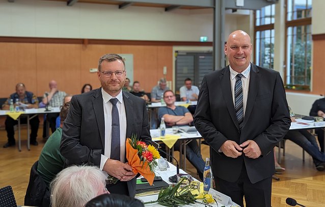 Bild: Daniel P&ouml;&szlig;el (li.) wurde erneut zum Stadtratsvorsitzenden gew&auml;hlt und von B&uuml;rgermeister Steffen Grimm (re.) begl&uuml;ckw&uuml;nscht