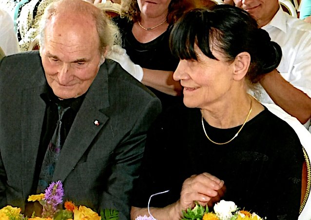 Bild: Das Ehepaar Jutta und Heinz Scharr bei einer Laudatio auf ihn im Schlosssaal in Sondershausen 