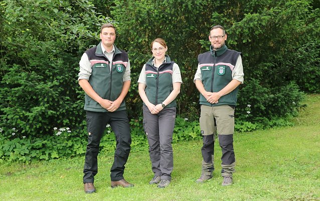 Bild: Team Betreuungswald: von links, Christoph Scherlitzke (Revier Ost), Maria Tofeili (Stellv. Forstamtsleiterin), Stefan Ackermann (Revier West) 