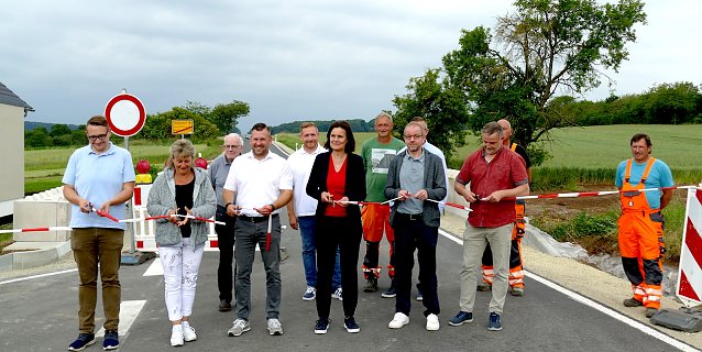 Bild: B&uuml;rgermeister Holzsu&szlig;ra Steffen Lupprian, Landr&auml;tin Antje-Hochwind-Schneider und der Leiter der Bauverwaltung der Gemeinde Helbed&uuml;ndorf Andre Barthel