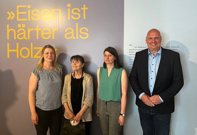 Bild:  Ausstellungser&ouml;ffnung zum 100. Geburtstag von Heinz Scharr v.l.n.r.: Dr. Carolin Sch&auml;fer, Leiterin des Schlossmuseums Sondershausen, Jutta Scharr, Sarah Schulter, Mitarbeiterin des Schlossmuseums Sondershausen und B&uuml;rgermeister Steffen Grimm