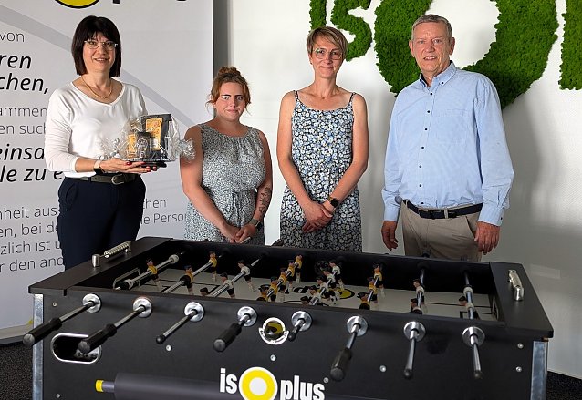 Bild: J&ouml;rg Kauschat (Gesch&auml;ftsf&uuml;hrer isoplus (rechts), Mareen Biedermann- Fachbereichsleiterin Soziales der Stadtverwaltung Sondershausen (Mitte), Isabelle Schreiber; Leiterin des Jugendclubs Wolke 7 (links).
