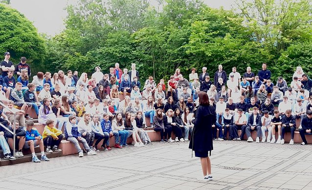 Bild: Landr&auml;tin des Kyffh&auml;userkreises Antje Hochwind-Schneider vor Sch&uuml;lerinnen und Sch&uuml;lern der &Ouml;stertalschule Realschule