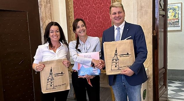 Bild: v.l. Katja Rudolph; Raffaella Bonsangue (Vertretung Stadt Pisa), B&uuml;rgermeister von Bad Frankenhausen Matthias Strejc in der Partnerschaftsstadt Pisa (2022)