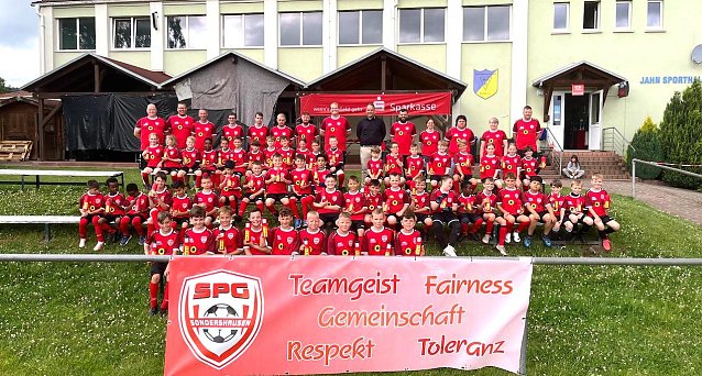 Bild: Spielergemeinschaft Sondershausen startet Fussballcamp und erh&auml;lt Trikotsspende von isoplus