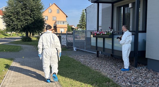 Bild: Beamter der Kripo bei der Spurensuche heute Morgen in Ebeleben