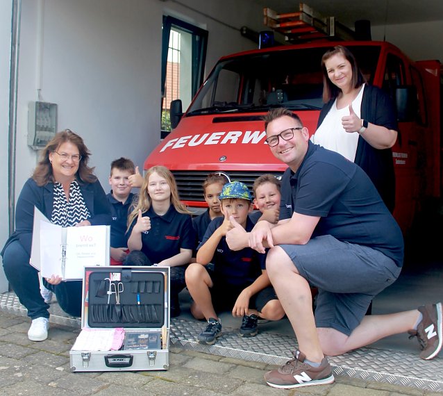 Bild: Anja Lemke, Kinder der Jugendfeuerwehr (Emily, Lino, John, Nils, Tony), Thomas Apel und Nancy Knopp