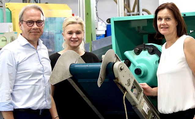 Bild: v.l.n.re. Th&uuml;ringer Innenminister Georg Maier (SPD); Antje Daniel (TR Plast Ebeleben), Landr&auml;tin Antje Hochwind-Schneider