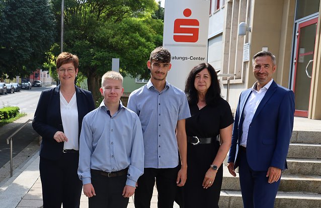 Bild: v. l.: Vorstandsmitglied Sindy Ritzke, Jason Finn Bergmann, Devin Funke, Ausbildungsleiterin Heike Stegmann, Vorstandsvorsitzender Ren&eacute; Leipnitz