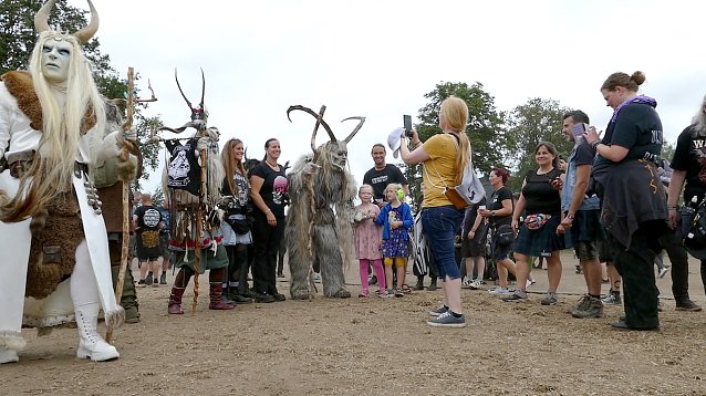 Bild: Immer f&uuml;r ein Foto gut: Die tollen Kost&uuml;me sorgen offensichtlich nicht f&uuml;r Angstzust&auml;nde bei den Wacken-Besuchern